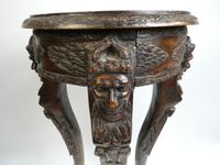Sellette en bois foncé, posant sur 4 pieds, décor de mascaro… (photo 6)
