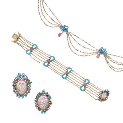 un gros plan d'un collier et de boucles d'oreilles sur fond blanc