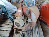 un tas de vieilleries posé sur une palette dans une cour