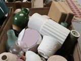 une boîte en carton remplie d'objets divers à l'intérieur d'un magasin