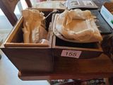 une boîte en bois contenant deux paires de chaussures