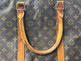 un gros plan sur un sac Louis Vuitton marron et beige