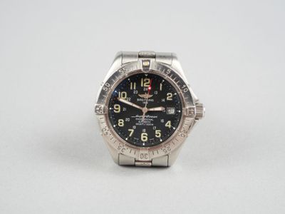 un gros plan d'une montre sur une surface blanche avec un fond blanc