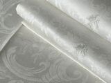 deux rouleaux de tissu posés sur une table