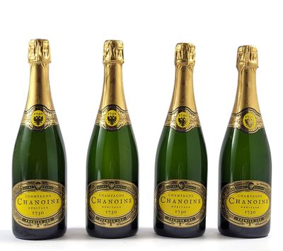 trois bouteilles de champagne posées les unes à côté des autres sur une surface blanche