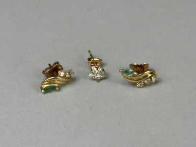 Paire de clous d'oreilles en or jaune 18K serties d'une pier…