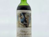 une bouteille de vin posée sur une table