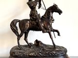 statue en bronze représentant un homme à cheval, muni d'un arc et de flèches