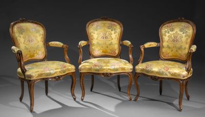 trois chaises avec un revêtement jaune, un revêtement jaune, un revêtement jaune, un revêtement jaune, un revêtement jaune, un revêtement jaune, un revêtement jaune, un revêtement jaune
