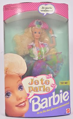 La poupée se trouve dans la boîte, coiffée d'un chapeau.