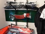 un portant avec des vêtements et un kayak dans une pièce