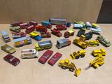 un grand nombre de voitures et de camions jouets qui se trouvent sur la table