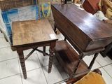 deux tables posées à même le sol dans la pièce