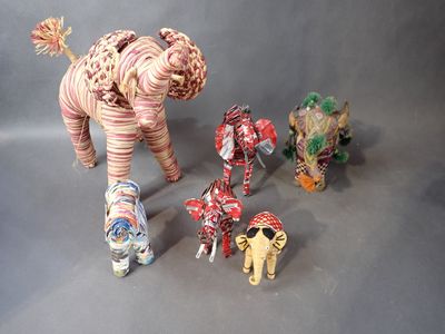 4 Articles en bois à forme d'éléphants, dont 1 boîte couliss…