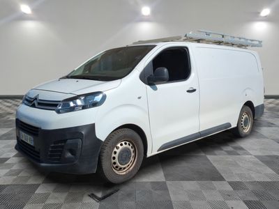 la camionnette blanche est garée sur le sol en damier d'une pièce