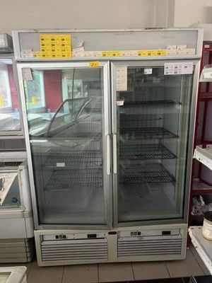 deux réfrigérateurs qui se trouvent dans un magasin