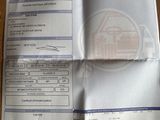 un ticket de caisse posé sur une table, à côté d'une calculatrice
