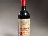 une bouteille de vin posée sur une table