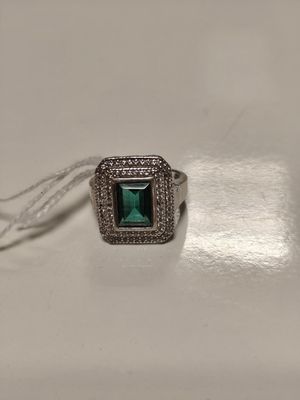 Gros plan sur une bague contenant une pierre verte