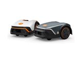 une image représentant une tondeuse robotisée et une tondeuse à gazon sur fond blanc
