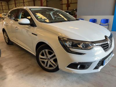 la voiture blanche est garée dans le garage, dans le garage