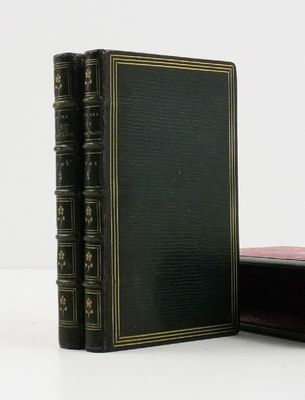 deux livres posés l'un à côté de l'autre sur une surface blanche