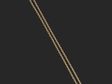 un collier plaqué or muni d'une chaîne à laquelle est accroché un pendentif en forme de cœur