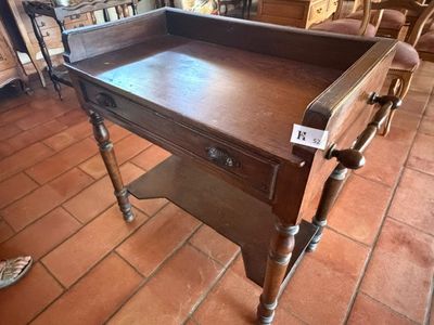 une table en bois surmontée d'un tiroir