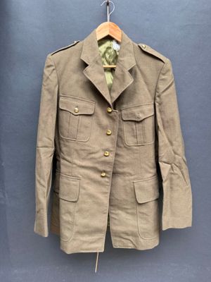 l'image d'une veste suspendue à un cintre sur un mur