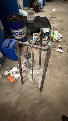 une photo d'une table sur laquelle sont posés des outils, dans un garage
