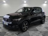 le 4x4 noir est garé sur le sol en damier d'un garage