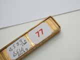 une image représentant une feuille de papier sur laquelle est collé un autocollant