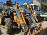 un tracteur garé dans la boue