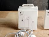 une boîte d'écouteurs et un casque posés sur une table