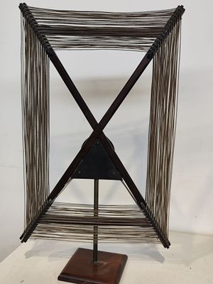 une photo d'une sculpture réalisée en ficelle et en bois