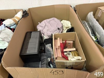 une boîte remplie de vêtements et d'autres objets