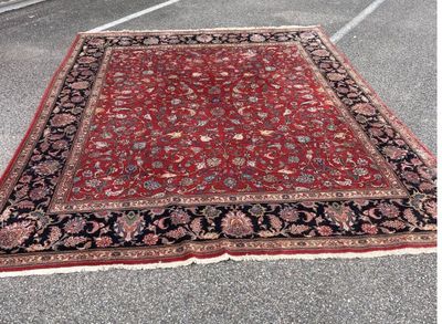 un tapis rouge et noir posé au milieu d'un parking