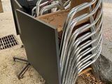 de nombreuses chaises posées au bord de la rue