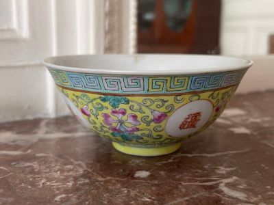 a bowl that is sitting on a table in the room