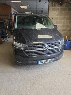 La camionnette noire est garée dans le garage de l'immeuble.
