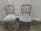 paire de chaises anciennes avec des coussins rembourrés bleus