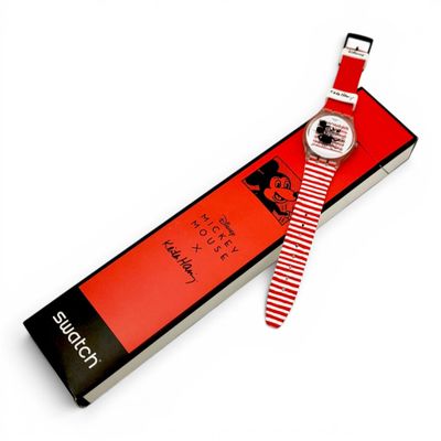 une montre rouge et blanche avec une cravate rayée rouge et blanche