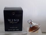 un flacon de parfum posé sur une table à côté d'une boîte de parfum