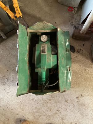 une machine verte posée par terre