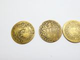 trois pièces d'or sur lesquelles figure un blason