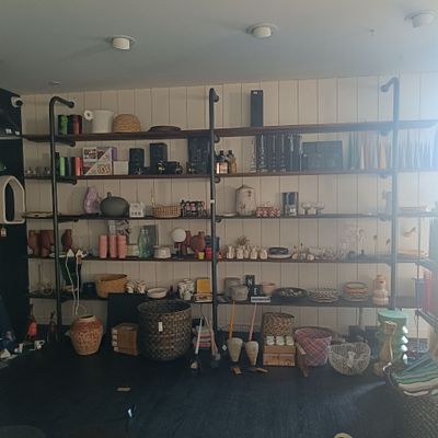 une pièce avec beaucoup d'objets sur les étagères
