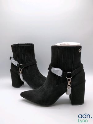 paire de bottines en daim noir ornées de boucles argentées et d'une chaîne