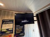 une télévision à écran plat suspendue au plafond dans une pièce