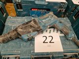 une perceuse posée sur une boîte bleue