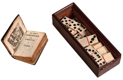 un vieux livre et un jeu de dominos dans une boîte en bois
